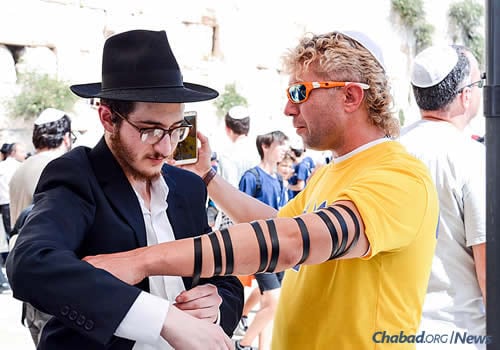 On That Stunning Tefillin Photo and the Marks that Remain - Reading The  Pictures